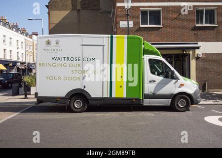 Un furgone Waitrose parcheggiato su una strada a Chelsea, Londra, Inghilterra, Regno Unito Foto Stock