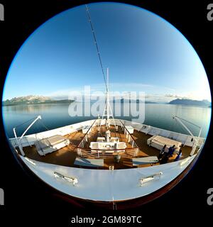 Mattina presto in Glacier Bay Alaska dall'prua della nave da crociera Holland America Nieuw Amsterdam Foto Stock