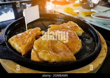 Dolce croccante Thai Roti (Thai Pancake). Delizioso dessert tailandese. Cucina tradizionale musulmana in Thailandia. Thai Street Food. Foto Stock
