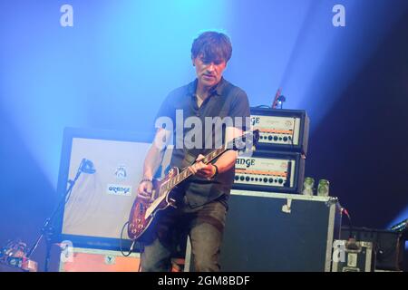 Newport, Regno Unito. 16 settembre 2021. Il chitarrista Jamie o'Gorman della band pop Scouting for Girls si esibisce dal vivo sul palco al Isle of Wight Festival di Newport. Credit: SOPA Images Limited/Alamy Live News Foto Stock