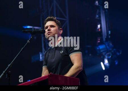 Newport, Regno Unito. 16 settembre 2021. Roy Stride, cantante, chitarrista e tastierista della pop band Scouting for Girls si esibisce dal vivo sul palco al festival dell'isola di Wight di Newport. Credit: SOPA Images Limited/Alamy Live News Foto Stock