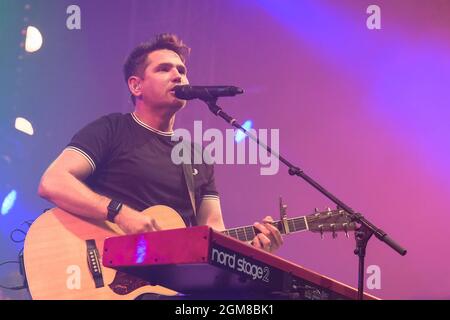 Newport, Regno Unito. 16 settembre 2021. Roy Stride, cantante, chitarrista e tastierista della pop band Scouting for Girls si esibisce dal vivo sul palco al festival dell'isola di Wight di Newport. Credit: SOPA Images Limited/Alamy Live News Foto Stock