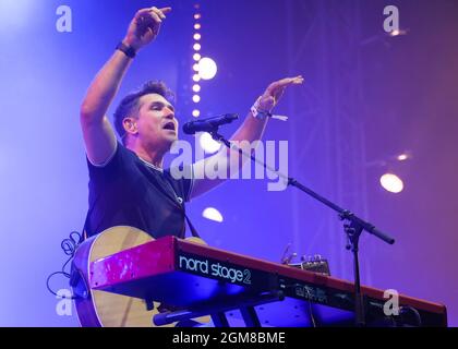 Newport, Regno Unito. 16 settembre 2021. Roy Stride, cantante, chitarrista e tastierista della pop band Scouting for Girls si esibisce dal vivo sul palco al festival dell'isola di Wight di Newport. Credit: SOPA Images Limited/Alamy Live News Foto Stock