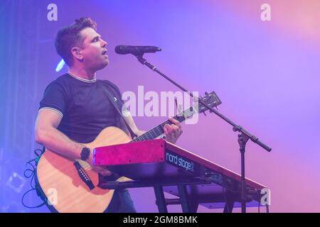 Newport, Regno Unito. 16 settembre 2021. Roy Stride, cantante, chitarrista e tastierista della pop band Scouting for Girls si esibisce dal vivo sul palco al festival dell'isola di Wight di Newport. Credit: SOPA Images Limited/Alamy Live News Foto Stock