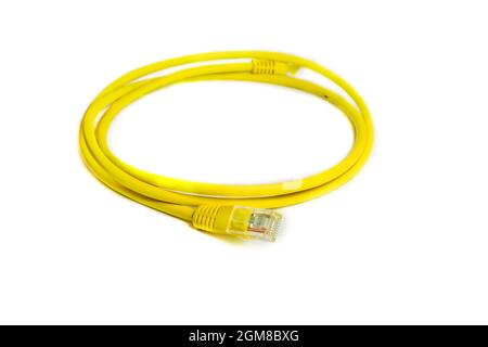 Connessione di rete LAN cavo Ethernet RJ-45 di colore giallo. Foto Stock