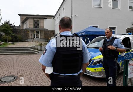 Hagen, Germania. 17 settembre 2021. La polizia guardia la sinagoga. In precedenza, vi erano state indicazioni di una situazione pericolosa. Nel caso dei presunti piani di attacco alla sinagoga, gli investigatori continuano a esaminare se vi sia urgente sospetto di un reato contro un arrestato di 16 anni. Ciò determinerà se verrà richiesto un mandato di arresto contro i giovani siriani e se verrà portato dinanzi a un giudice. Credit: Roberto Pfeil/dpa/Alamy Live News Foto Stock