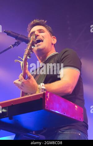 Roy Stride, cantante, chitarrista e tastierista della pop band Scouting for Girls si esibisce dal vivo sul palco al festival dell'isola di Wight di Newport. (Foto di Dawn Fletcher-Park / SOPA Images/Sipa USA) Foto Stock