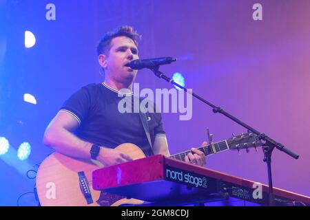 Roy Stride, cantante, chitarrista e tastierista della pop band Scouting for Girls si esibisce dal vivo sul palco al festival dell'isola di Wight di Newport. (Foto di Dawn Fletcher-Park / SOPA Images/Sipa USA) Foto Stock