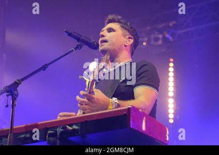 Roy Stride, cantante, chitarrista e tastierista della pop band Scouting for Girls si esibisce dal vivo sul palco al festival dell'isola di Wight di Newport. (Foto di Dawn Fletcher-Park / SOPA Images/Sipa USA) Foto Stock