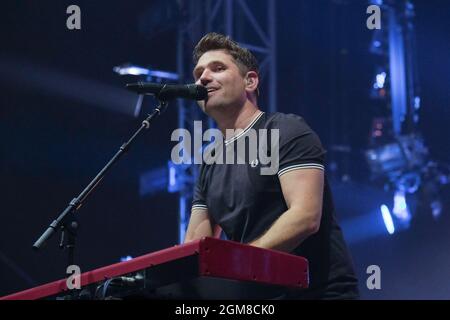 Roy Stride, cantante, chitarrista e tastierista della pop band Scouting for Girls si esibisce dal vivo sul palco al festival dell'isola di Wight di Newport. (Foto di Dawn Fletcher-Park / SOPA Images/Sipa USA) Foto Stock