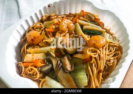 Mescolare la noodle fritta con la salsa di Hong Kong Foto Stock