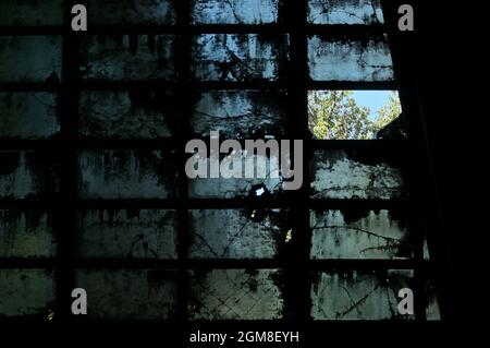 Abstract Broken Windows su Industrial Factory Foto Stock