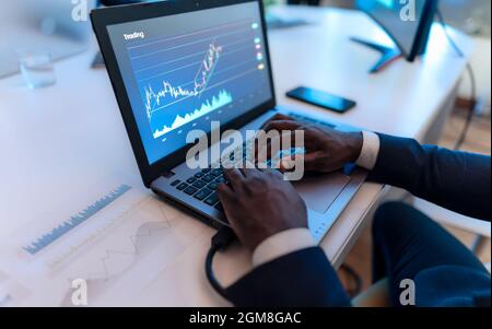 Primo piano di un operatore commerciale che lavora su mercati cripto valutari con tecnologia blockchain - finanza decentralizzata e concetto di borsa Foto Stock
