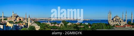 La Moschea Blu, l'Hagia Sophia e i tetti di Istanbul, il bellissimo panorama del mare di Marmara Foto Stock