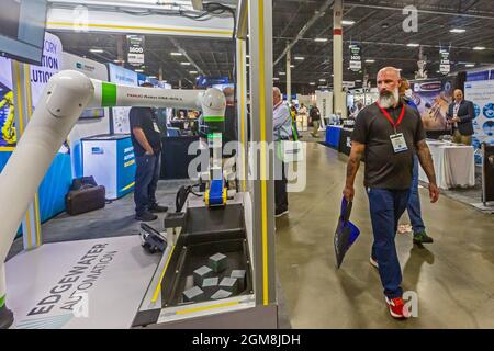 Novi, Michigan - il Salone della batteria e l'esposizione sulla tecnologia dei veicoli elettrici e ibridi. L'evento annuale porta migliaia di persone a conoscere e dimostrare Foto Stock