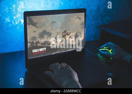 Call of Duty: Vanguard è un videogioco sparatutto in prima persona. Uomo che gioca a un videogioco su un computer portatile Foto Stock