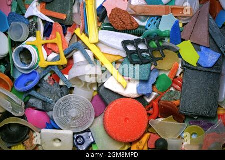 Raccolta di parti in plastica raccolte lavate sulla spiaggia Foto Stock