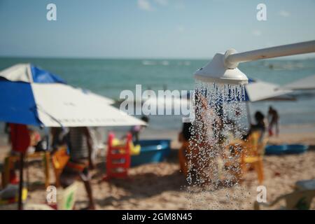 salvador, bahia, brasile - 16 settembre 2021: la doccia è visto su una spiaggia nella città di Salvador. Foto Stock