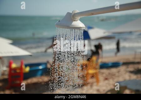 salvador, bahia, brasile - 16 settembre 2021: la doccia è visto su una spiaggia nella città di Salvador. Foto Stock