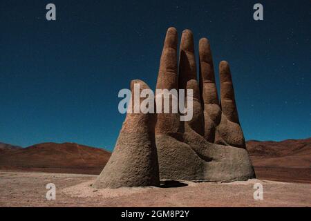 Escultura la mano del Desierto, desierto de Atacama, Antofagasta, Cile Foto Stock