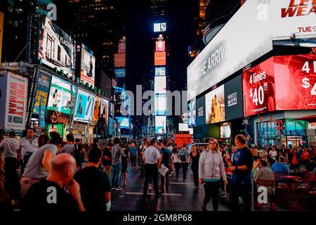 NEW YORK, STATI UNITI - 15 ottobre 2018: La vivace Times Square di New York di notte Foto Stock