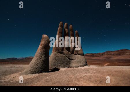 Escultura la mano del Desierto, desierto de Atacama, Antofagasta, Cile Foto Stock