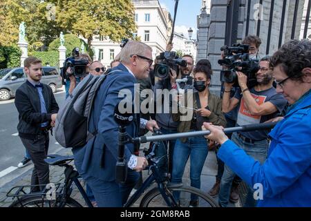 Il vice primo ministro e il ministro della mobilità Georges Gilkinet arriva in bici per l'arrivo di foto per una riunione del comitato consultivo con Foto Stock