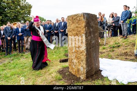 Krabbice, Repubblica Ceca. 17 settembre 2021. Il Vicario Generale della Diocesi di Litomerice Martin Davidek benedice il memoriale alle vittime dell'operazione Kulak sotto la collina di RIP a Krabbice, Repubblica Ceca, in qualità di Presidente del Senato della Repubblica Ceca Milos Vystrcil e dell'Associazione Ceca per l'Agricoltura privata Jaroslav Sebek lo ha svelato venerdì 17 settembre 2021. Questa operazione è iniziata 70 anni fa e voleva liquidare l'agricoltura privata nelle campagne ceche mediante la collettivizzazione forzata. Credit: Ondrej Hajek/CTK Photo/Alamy Live News Foto Stock