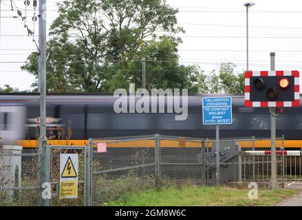 Tallington Level Crossing, distretto di South Kesteven nel Lincolnshire, Inghilterra - treno in movimento veloce. Foto Stock