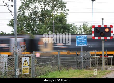 Tallington Level Crossing, distretto di South Kesteven nel Lincolnshire, Inghilterra - treno in movimento veloce. Foto Stock