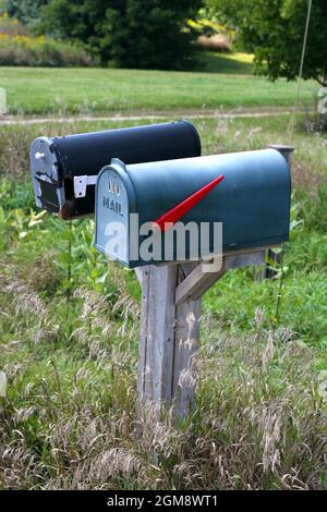 Un paio di caselle postali rurali nella campagna canadese Foto Stock