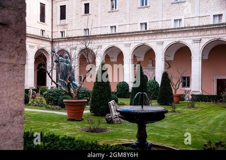 Il Chiostro Giardino e la Statua della morte di San Benedetto nell'Abbazia di Montacassino, Italia. Foto Stock