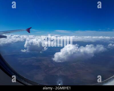 Vista panoramica dalla finestra dell'aeroplano sulle nuvole e atterrare sulla strada per Varna, Bulgaria Foto Stock