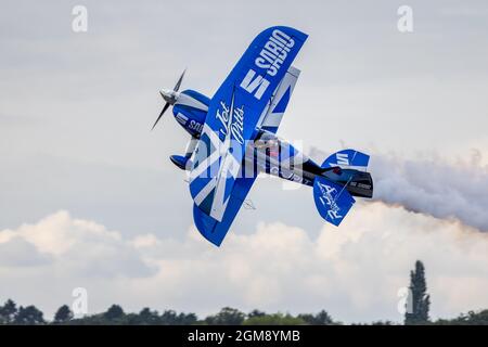 Rich Goodwin Jet Pitts Special biplanare ‘G-JPIT’ che si esibisce in una routine veloce ed emozionante al Salone aereo e Paese di Abingdon l’11 settembre 2021 Foto Stock