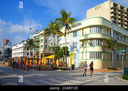 MIAMI BEACH, FL -23 Apr 2021- Vista dei classici edifici Art Deco a South Beach, Miami, la capitale dell'Art Deco negli Stati Uniti. Foto Stock