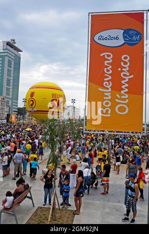 RIO DE JANEIRO, BRASILE - 20 AGOSTO 2016: Persone che si divertono al Boulevard Olimpico (Boulevard Olimpico) di Rio de Janeiro Foto Stock