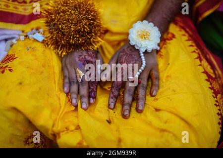 Mongla, Bangladesh. 11 Settembre 2021. Le mani di Hafsa sono state decorate il giorno del suo matrimonio in un villaggio di nome Joymoni da un'area costiera di Mongla nel distretto di Bagerhat.il Bangladesh ha assistito ad un aumento del 13% dei matrimoni infantili durante la pandemia del Covid-19 lo scorso anno, come il virus mortale ha colpito in modo massiccio le società e le economie, spingendo molti in estrema povertà. Il dipartimento per la giustizia e la diversità di genere di Brac, la più grande ONG del mondo, ha rilevato che il matrimonio infantile è aumentato del 13% quando ha condotto un sondaggio per accedere all'impatto della pandemia del Covid-19 sulle donne e gli adolescenti in 11 distretti A. Foto Stock