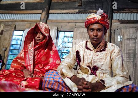 Mongla, Bangladesh. 11 Settembre 2021. Ibrahim di 18 anni con la sua nuova sposa, Hafsa di 14 anni, visto il giorno delle nozze in un villaggio di nome Joymoni da una zona costiera di Mongla nel distretto di Bagerhat.il Bangladesh ha assistito ad un aumento del 13% dei matrimoni infantili durante la pandemia del Covid-19 lo scorso anno come il virus mortale ha colpito in modo massiccio le società e le economie, spingere molti verso la povertà estrema. Il dipartimento per la giustizia e la diversità di genere di Brac, la più grande ONG del mondo, ha riscontrato che il matrimonio minorile è aumentato del 13% quando ha condotto un sondaggio per accedere all'impatto della pandemia del Covid-19 su Foto Stock