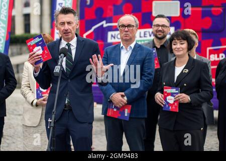 Varsavia, Polonia. 17 settembre 2021. Maciej Gdula, (1° L) capo del gruppo di programmi del partito ha visto presentare il nuovo programma politico.Una conferenza stampa della Nuova sinistra (Nowa Lewica) si è tenuta a Varsavia - un nuovo partito politico formato dalla coalizione della sinistra democratica (SLD) e del partito di primavera (wiosna). I leader di Wlodzimierz Czarzasty e Robert Biedron hanno presentato il programma del partito della Nuova sinistra, e poi hanno partito in un camper in Polonia per le consultazioni sociali. Credit: SOPA Images Limited/Alamy Live News Foto Stock