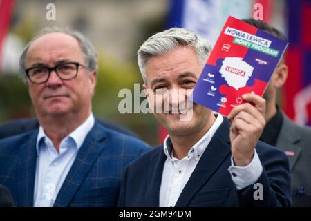 Varsavia, Polonia. 17 settembre 2021. Robert Biedron, ex leader del partito wiosna (Spring) presenta il programma della Nuova sinistra (Nowa Lewica).Una conferenza stampa della Nuova sinistra (Nowa Lewica) si è tenuta a Varsavia - un nuovo partito politico formato dalla coalizione della sinistra democratica (SLD) e del partito di primavera (wiosna). I leader di Wlodzimierz Czarzasty e Robert Biedron hanno presentato il programma del partito della Nuova sinistra, e poi hanno partito in un camper in Polonia per le consultazioni sociali. Credit: SOPA Images Limited/Alamy Live News Foto Stock