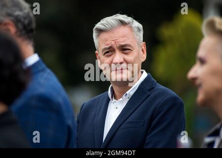 Varsavia, Polonia. 17 settembre 2021. Robert Biedron, ex leader del partito di wiosna (primavera) visto durante la conferenza stampa.Una conferenza stampa della Nuova sinistra (Nowa Lewica) si è tenuta a Varsavia - un nuovo partito politico formato dalla coalizione dell'Alleanza democratica di sinistra (SLD) e del partito di primavera (wiosna). I leader di Wlodzimierz Czarzasty e Robert Biedron hanno presentato il programma del partito della Nuova sinistra, e poi hanno partito in un camper in Polonia per le consultazioni sociali. Credit: SOPA Images Limited/Alamy Live News Foto Stock