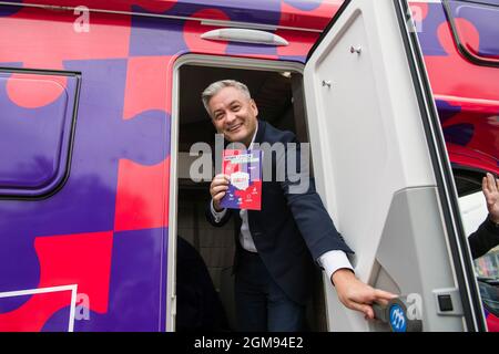 Varsavia, Polonia. 17 settembre 2021. Robert Biedron, ex leader del partito wiosna (Primavera) presenta il programma della Nuova sinistra (Nowa Lewica). Una conferenza stampa della Nuova sinistra (Nowa Lewica) si è tenuta a Varsavia - un nuovo partito politico formato dalla coalizione della sinistra democratica (SLD) e del partito di primavera (wiosna). I leader di Wlodzimierz Czarzasty e Robert Biedron hanno presentato il programma del partito della Nuova sinistra, e poi hanno partito in un camper in Polonia per le consultazioni sociali. Credit: SOPA Images Limited/Alamy Live News Foto Stock