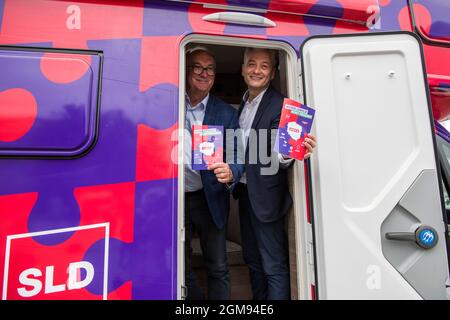 Varsavia, Polonia. 17 settembre 2021. Robert Biedron (R) e Wlodzimierz Czarzasty presentano il programma della Nuova sinistra (Nowa Lewica). Una conferenza stampa della Nuova sinistra (Nowa Lewica) si è tenuta a Varsavia - un nuovo partito politico formato dalla coalizione della sinistra democratica (SLD) e dal partito di primavera (wiosna). I leader di Wlodzimierz Czarzasty e Robert Biedron hanno presentato il programma del partito della Nuova sinistra, e poi hanno partito in un camper in Polonia per le consultazioni sociali. Credit: SOPA Images Limited/Alamy Live News Foto Stock