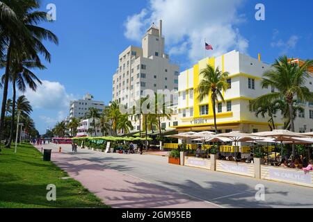 MIAMI BEACH, FL -23 Apr 2021- Vista del Leslie Hotel giallo, un classico edificio Art Deco a South Beach, Miami, la capitale dell'Art Deco nell'Unite Foto Stock