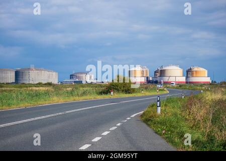 Serbatoi di gas naturale liquido presso il sito National Grid sull'isola di grano con A228 Road in primo piano Foto Stock