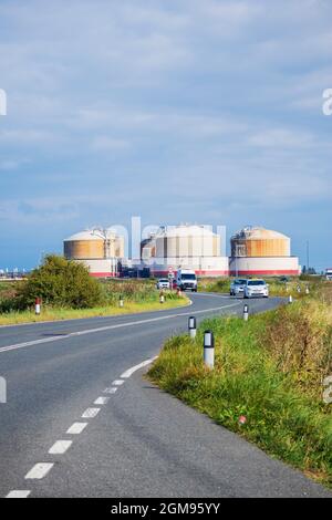 Serbatoi di gas naturale liquido presso il sito National Grid sull'isola di grano con A228 Road in primo piano Foto Stock