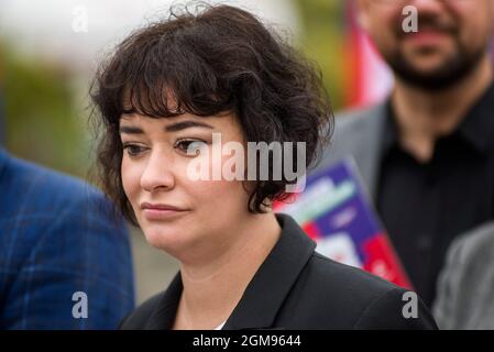 Varsavia, Polonia. 17 settembre 2021. Anna Maria Zukowska, membro del parlamento e dell'Alleanza democratica di sinistra (SLD), ha visto durante la conferenza stampa.Una conferenza stampa della Nuova sinistra (Nowa Lewica) si è tenuta a Varsavia - un nuovo partito politico formato dalla coalizione dell'Alleanza democratica di sinistra (SLD) e del partito di primavera (wiosna). I leader di Wlodzimierz Czarzasty e Robert Biedron hanno presentato il programma del partito della Nuova sinistra, e poi hanno partito in un camper in Polonia per le consultazioni sociali. (Foto di Attila Husejnow/SOPA Images/Sipa USA) Credit: Sipa USA/Alamy Live News Foto Stock