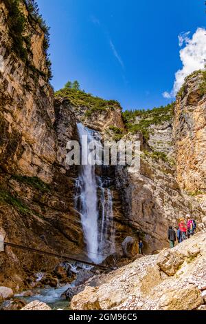 Dolomiti le cascate di Fanes - Escursioni lungo la Ferrata G. Barbara |Dolomiti le cascate di Fanes - escursionisti lungo la Ferrata G. Barbara Foto Stock