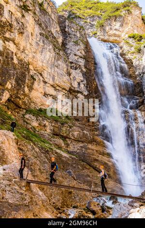 Dolomiti le cascate di Fanes - Escursioni lungo la Ferrata G. Barbara |Dolomiti le cascate di Fanes - escursionisti lungo la Ferrata G. Barbara Foto Stock