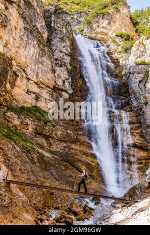 Dolomiti le cascate di Fanes - Escursioni lungo la Ferrata G. Barbara |Dolomiti le cascate di Fanes - escursionisti lungo la Ferrata G. Barbara Foto Stock